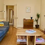 Beautiful Traditional 3 Bedroom Apartment In Edinburgh